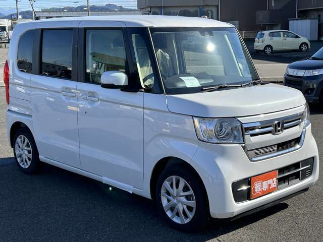 新車と同様の保証（有料）がつけられます。また各地域の店舗に最新の大型整備工場とプロメカニックが常駐しておりアフターメンテナンスもお任せください。