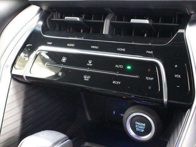 左右独立温度コントロールフルオートエアコン！運転席、助手席それぞれ独立して温度設定が可能です。ナノイーXも搭載され、室内空間は快適です。