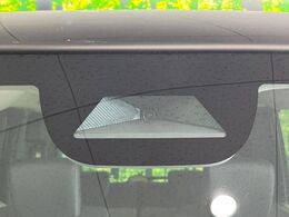 【ホンダセンシング】走行中に前方の車両等を認識し、衝突しそうな時は警報とブレーキで衝突回避と被害軽減をアシスト。より安全にドライブをお楽しみいただけます。