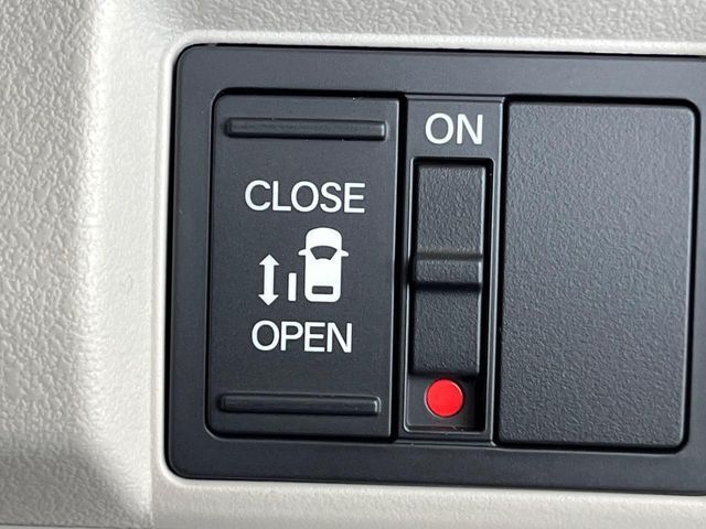 【パワースライドドア】スマートキーや運転席のスイッチでスライドドアの開閉が可能♪電動だから力を入れてドアを開ける必要が無く、小さいお子様でも、重い荷物を持っている時もラクに開け閉めできます♪
