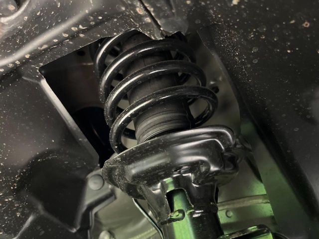 お車を安心してお乗りいただく為には、足回りの定期点検が欠かせません。サービスサポート（有償保証）では無料点検もご提供しており、安心のカーライフをお過ごしいただけるサポート体制が整っています。