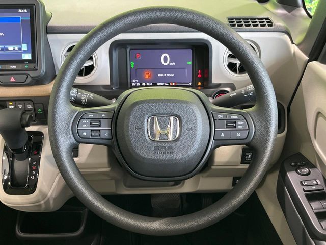インテリアに合わせたデザインのステアリングは、運転される方のことも考え、運転しやすい形状、大きさです。是非一度、実際に触ってお確かめください。