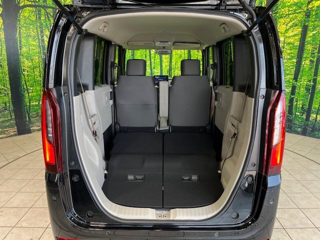 普段のお買い物や通勤、送迎等に十分な荷室スペースを確保しております。セカンドシートを倒すと、大きな荷物の積載も可能です♪