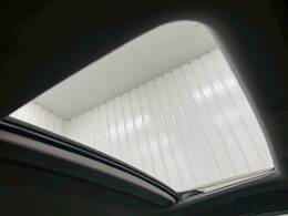 開放感のある人気アイテムの【サンルーフ】搭載。