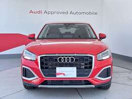 Audiの象徴であるシングルフレームグリルをよりワイドで低くシャープなデザインとすることでワイド＆ローのフォルムを協調しています。