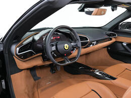 こちらは左ハンドルのお車でございます。内装色はCuoioを選択しております。