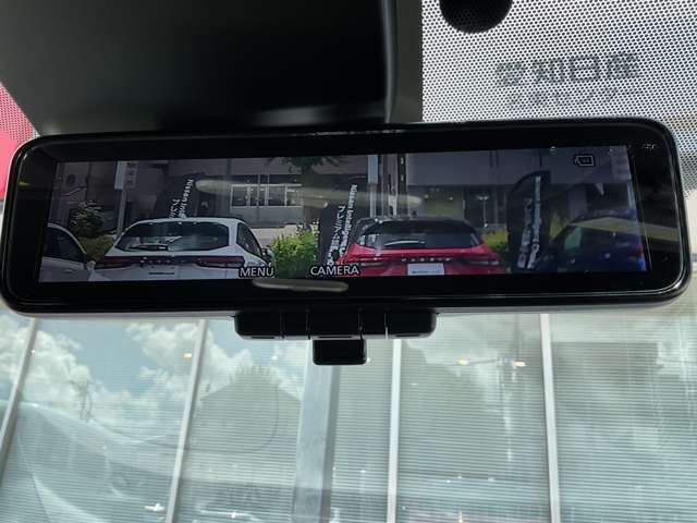大好評「インテリジェントルームミラー」！車両後方のカメラ映像がミラーに映るので、乗員や荷物が多くても安心♪夜間や悪天候の日でもクリアな映像で視界良好です◎