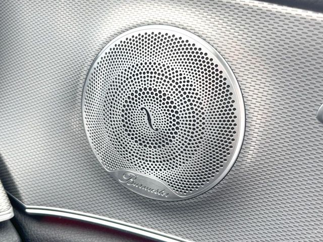 ●Burmesterサラウンドシステム：ハイエンドオーディオ専門メーカーが手掛ける車専用のプレミアムスピーカーを装備。多数のスピーカーから、音の粒立ちまで分かる高品質な音楽をお楽しみいただけます。