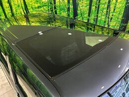 【ガラスルーフ】ガラスルーフ搭載で車内の解放感が一気にアップ！開放的なドライブをお楽しみいただけます。