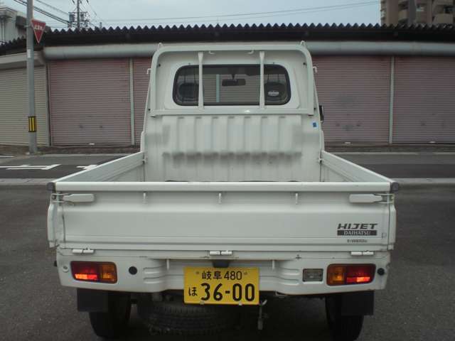 ★外装＝キャビン部分にはへこみ等見受けれませんが、荷台アオリはダリ川後部と荷台左右角部分にへこみが見受けれます。最後に写真が有りますのでご参考下さい★