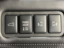 【両側パワースライドドア】スマートキーや運転席のスイッチで後席両側スライドドアの開閉が可能♪電動だから力を入れてドアを開ける必要が無く、小さなお子様でも簡単に開け閉めでき快適です♪