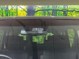 【三菱e-Assist】走行中に前方の車両等を認識し、衝突しそうな時は警報とブレーキで衝突回避と被害軽減をアシスト。より安全にドライブをお楽しみいただけます。