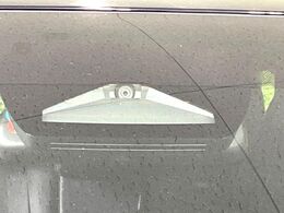 【トヨタセーフティセンス】走行中に前方の車両等を認識し、衝突しそうな時は警報とブレーキで衝突回避と被害軽減をアシスト。より安全にドライブをお楽しみいただけます。