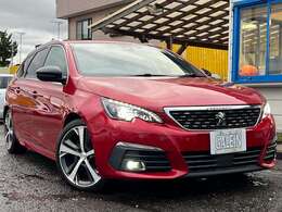 プジョーの308SWとしては2世代目となるお車♪スポーツワゴンバージョン308SW　GT♪専用のフロントグリルやブラック・ドアミラー、サイドスカート、などを装着しカッコいいフランスワゴン♪