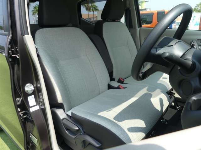 【運転席】座り心地が良いシートなので長時間の運転でも快適にお過ごしいただけます。新品のフロアマットのご注文も可能です。掲載箇所以外にご希望の写真がございましたらお気軽にお問い合わせ下さい。