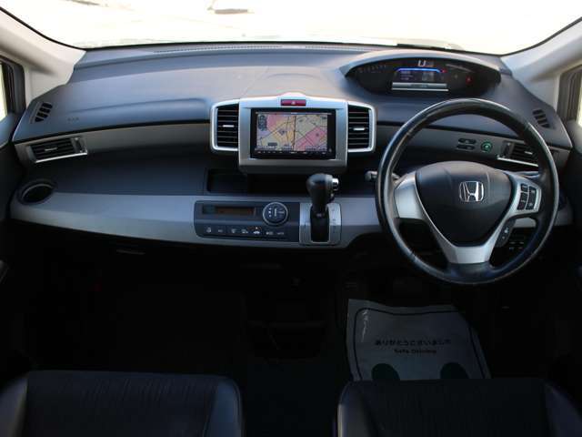 すっきりとしたフリードらしいデザインのダッシュ回り！フロントビューの視認性もよく運転しやすいと思います★
