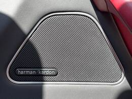 ●harman/kardonサウンドシステム：オーディオ専門メーカーが手掛けるプレミアムスピーカーを装備。多数のスピーカーから、音の粒立ちまで分かる高品質な音楽をお楽しみいただけます。