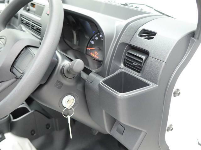 【据え置きカップホルダー】エアコン吹き出し口下部に設置されていますので使いやすさバッチリ！運転席から手の届くちょうどの位置です！