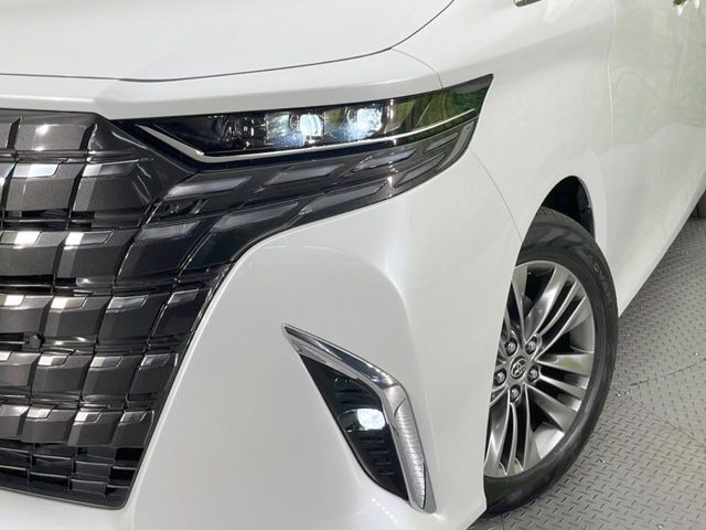 【LEDヘッドライト】悪天候や夜間走行時も良好な視界を確保し安心して運転できる高輝度LEDヘッドライトを装備！点灯速度が早く、消費電力も抑えられています。