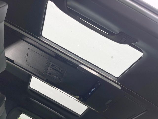 【ガラスルーフ】ガラスルーフ搭載で車内の解放感が一気にアップ！開放的なドライブをお楽しみいただけます。