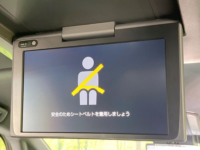 【フリップダウンモニター】大画面モニターで後席でもエンタメをお楽しみいただけます。小さなお子様にも大人気の装備です♪