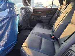 広々とした後部座席です♪気になるキズや汚れなどなく良好な状態です。