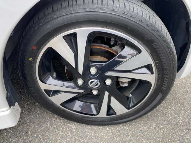 日産純正アルミホイールになります。