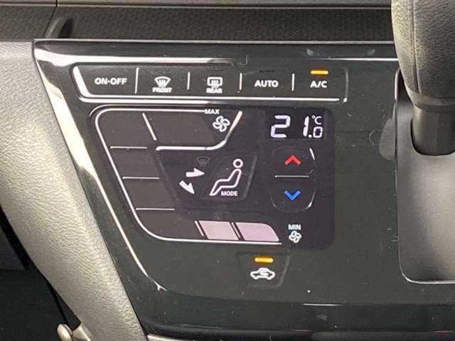 オートエアコン搭載車です。風量を自動で調節します。
