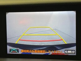 【バックカメラ】駐車時に後方がリアルタイム映像で確認できます。大型商業施設や立体駐車場での駐車時や、夜間のバック時に大活躍！運転スキルに関わらず、今や必須となった装備のひとつです！