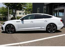 お車が入庫後、専用業者で内外装のクリーニングをしたうえで展示販売しています。