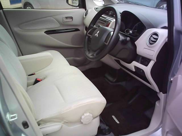 運転席は足元スペースがゆったりしているので運転しやすくなっています