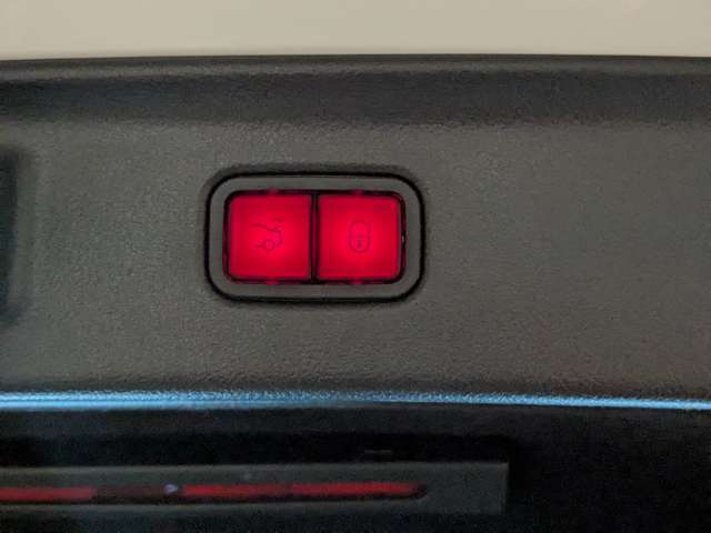 天候が悪い日や暑い日でも、しっかりお車をご覧いただけるよう「屋内 専用デモブース」を完備しております。