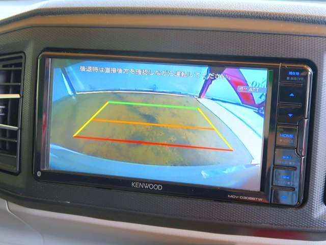 バックカメラがついて後方確認が簡単にできます！苦手としている車庫入れ等も安心して出来ますね！凄く需要の高い装備ですので、最初から付いていれば言う事なしですよね！？