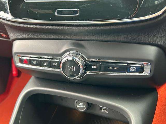 輸入車ディーラー採用のドライブレコーダーも選べます。万が一の事故際のお守りとしていかがでしょうか？その他さまざまなオプションをご用意しております。