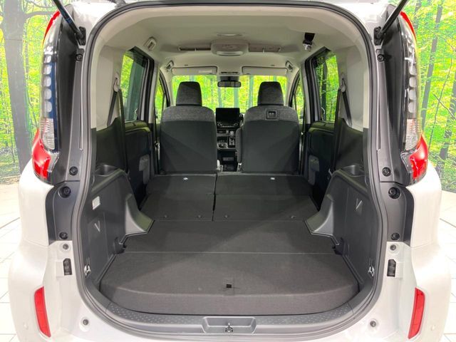 後席を格納すると、これだけの広さが！シーンに合わせたシートアレンジで、大きな荷物も積むことが出来ます♪