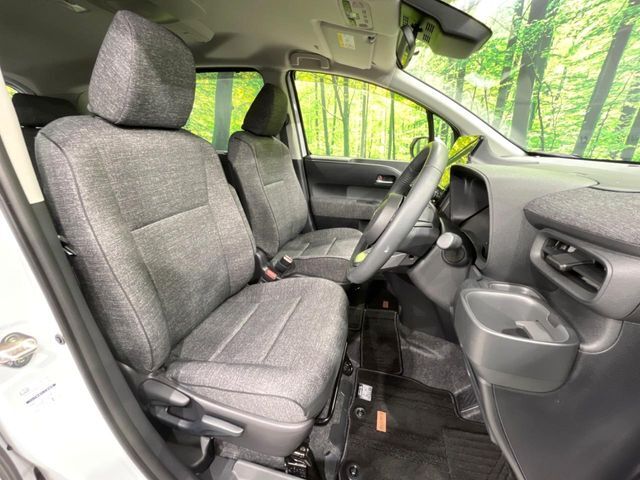 運転席シート廻りは使用感も少なく、良好な状態となっています。丁寧に使われていたことがよくわかりますね。