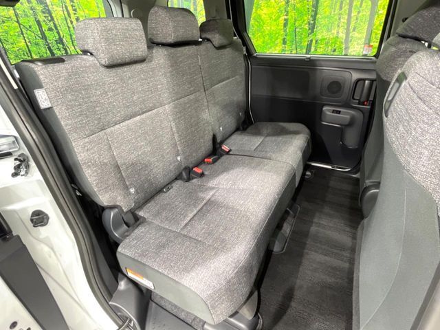 後部座席も気になるようなキズ・汚れやへたり等、大きなダメージはなく、良好な状態です。