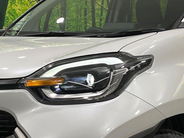 【LEDヘッドライト】悪天候や夜間走行時も良好な視界を確保し安心して運転できる高輝度LEDヘッドライトを装備！点灯速度が早く、消費電力も抑えられています。