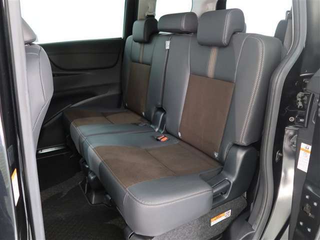 ゆとりある広々とした車内空間は、ドライブを始め買い物やレジャーなど、幅広く活躍します。一人でもみんなとでもお出かけを楽しみましょう！