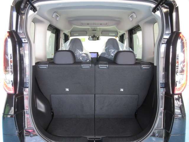 荷物を載せるスペースとしてご活用ください。できるだけ多くの収納が出来る様工夫されています！レジャー用品やお買い物など多彩に積み込みができます。