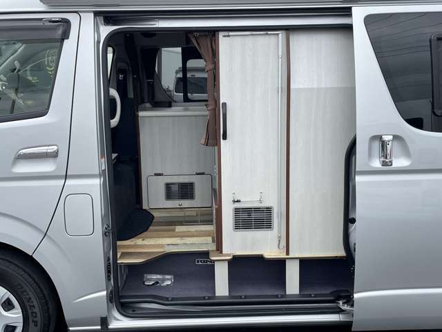 11型ナビ　Bカメラ　ドラレコ　2サブ　電圧計　2000Wインバーター　後席TV　リアスピーカー　燃料式FFヒーター　走行時リアクーラー＆ヒーター　シンク冷蔵庫　電子レンジ　照明