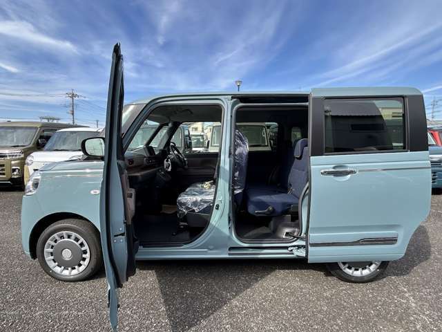 ☆当店商品の特徴☆　登録がされているお車で走行距離は10キロほどで誰も乗っていない車です！展示車はキズが付いてしまう場合もあるので直接ご確認くださいませ。