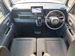 ドライバーを包み込むように、ディスプレーやスイッチ、コンソールを配置。座った瞬間から運転への期待が！空間そのものの心地よさにこだわっています。