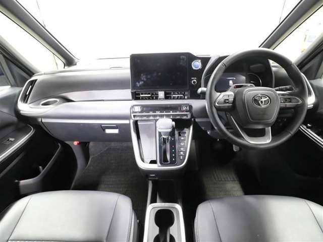 しっかりまとまった感のあるインパネ。各操作スイッチなども使いやすい位置に配置されていますよ。