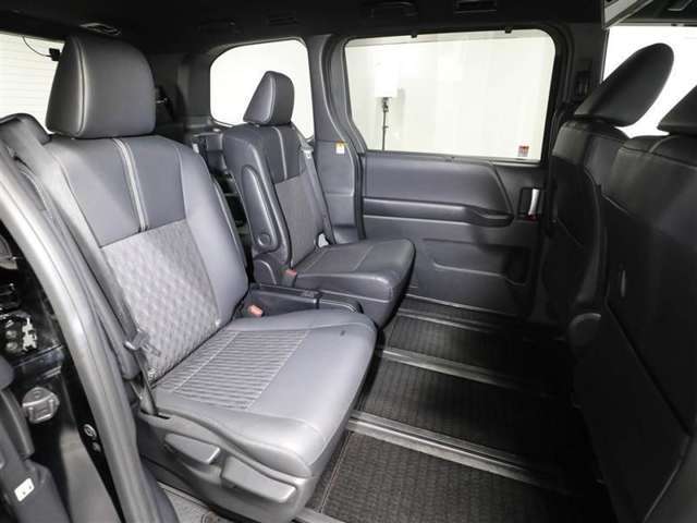 後席もゆとりあるスペースをしっかり確保しています。