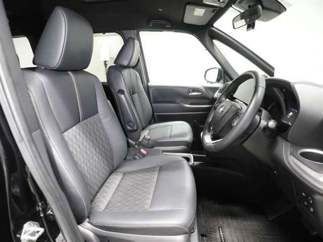 ゆったり室内で運転もしやすいです♪使い勝手の良い配置も考えられています！！