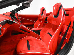 ソフトトップにはコントラストステッチが施され、開放感あふれるエレガンスを感じさせます。