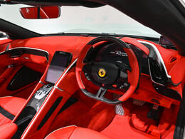 Rosso FerrariレザーとPelle Biancaのインサートが調和したインテリアは、アルカンターラやステッチのディテールにより洗練された雰囲気を演出。