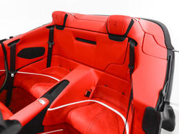 3.9L V8ツインターボエンジンは620cvを発揮し、街中での滑らかな走行から高速クルージングまで余裕あるドライビングを提供。