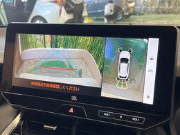 【パノラミックビューモニター】前後左右のカメラの映像をモニターに表示。真上から見ているような視点で周囲を確認できます。